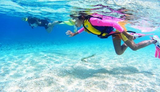 沖縄の海でシュノーケリング