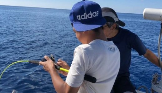沖縄で家族と船釣り。クルーザーに乗って。